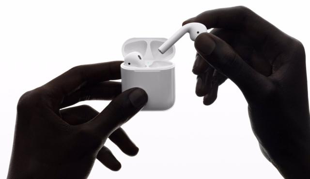 En medio de su tradicional expectativa tecnológica, Apple prepara un salto significativo en la experiencia auditiva: gracias a la próxima actualización de iOS 26, los AirPods podrían convertirse en traductores simultáneos, fieles asistentes lingüísticos en un mundo globalizado.
