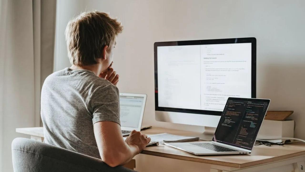 En julio de 2025, los salarios de programadores en Argentina, Chile y Brasil muestran diferencias marcadas según el país y el nivel de experiencia. Desde juniors hasta seniors, repasamos cuánto se paga en dólares y qué país lidera en cada categoría.
