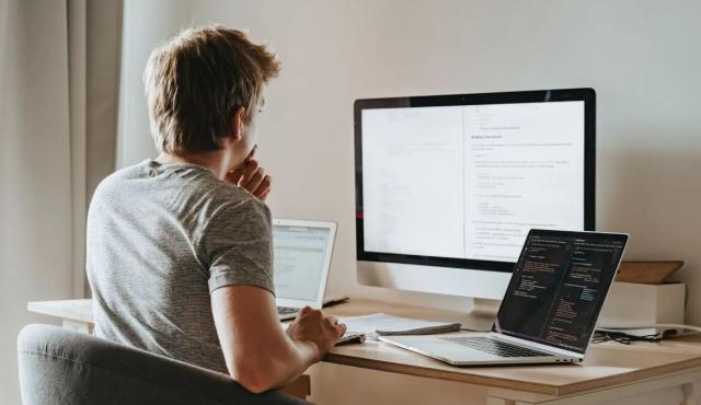 En julio de 2025, los salarios de programadores en Argentina, Chile y Brasil muestran diferencias marcadas según el país y el nivel de experiencia. Desde juniors hasta seniors, repasamos cuánto se paga en dólares y qué país lidera en cada categoría.
