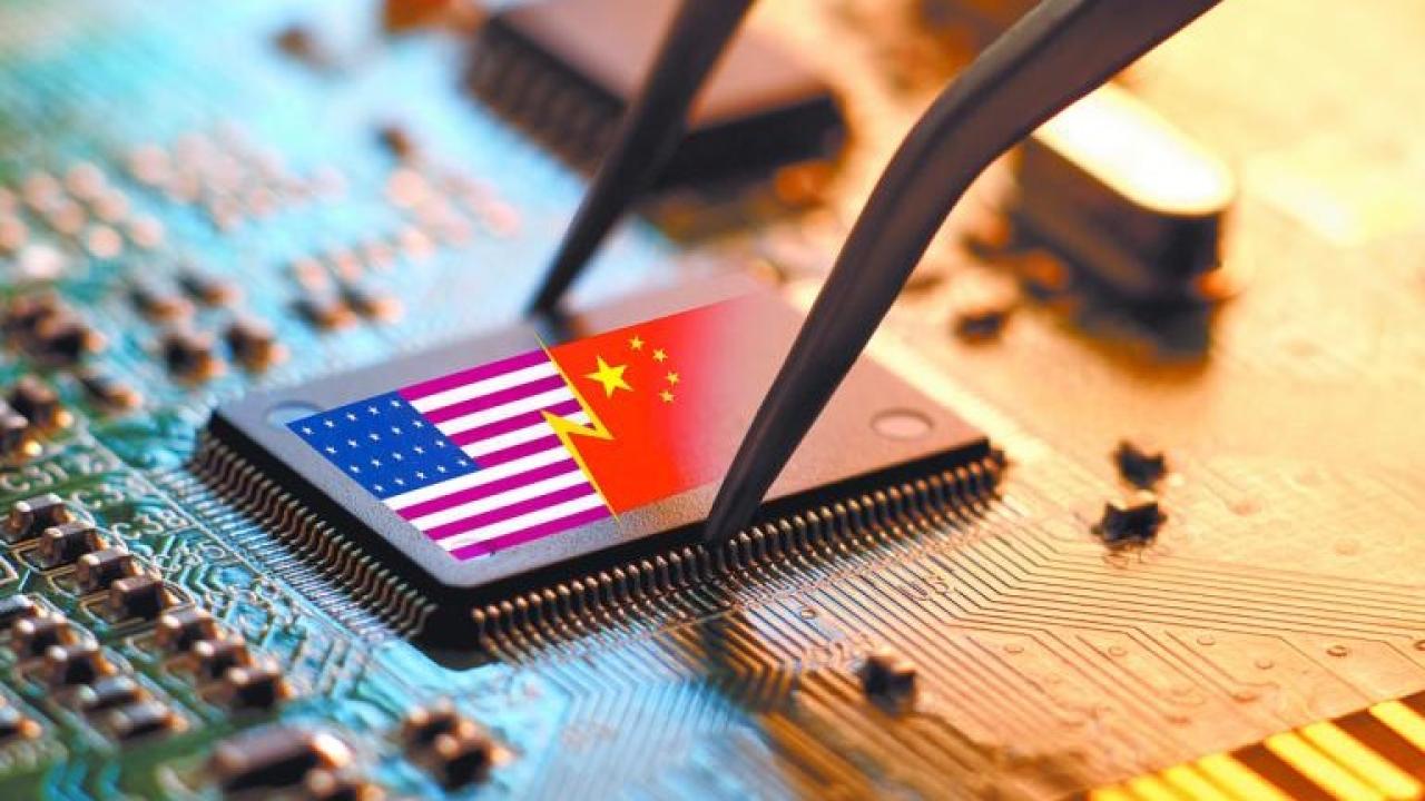 En un esfuerzo creciente por reforzar el control sobre las exportaciones tecnológicas más sensibles, el gobierno de Estados Unidos ha comenzado a utilizar dispositivos de rastreo ocultos en envíos selectos de chips de inteligencia artificial, principalmente aquellos sospechosos de ser desviados hacia China, informó en el día de hoy Reuters.

