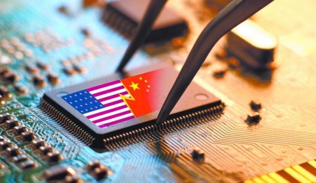 En un esfuerzo creciente por reforzar el control sobre las exportaciones tecnológicas más sensibles, el gobierno de Estados Unidos ha comenzado a utilizar dispositivos de rastreo ocultos en envíos selectos de chips de inteligencia artificial, principalmente aquellos sospechosos de ser desviados hacia China, informó en el día de hoy Reuters.

