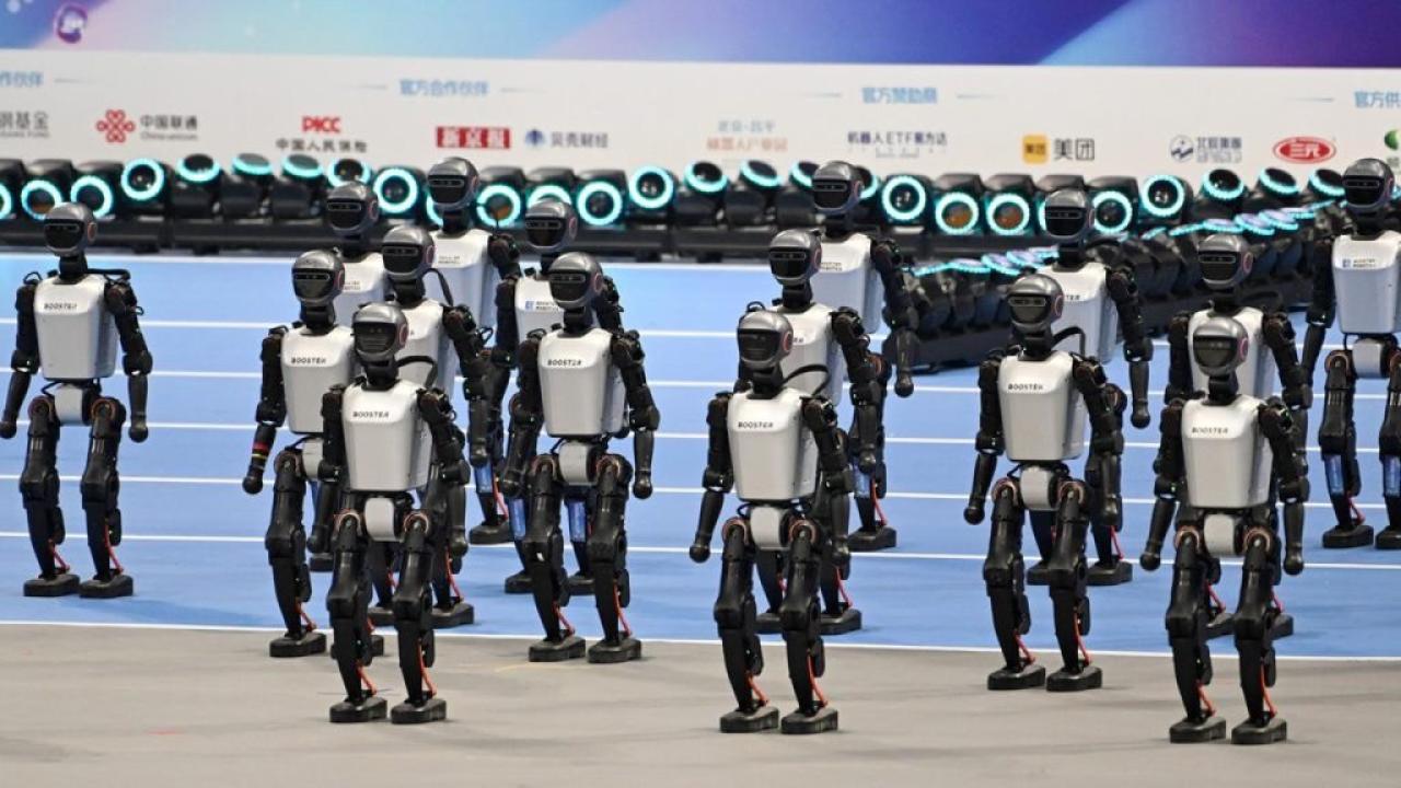 El país asiático organizó una competencia internacional de humanoides que pone en escena su ambición de liderazgo global en inteligencia artificial y robótica.
