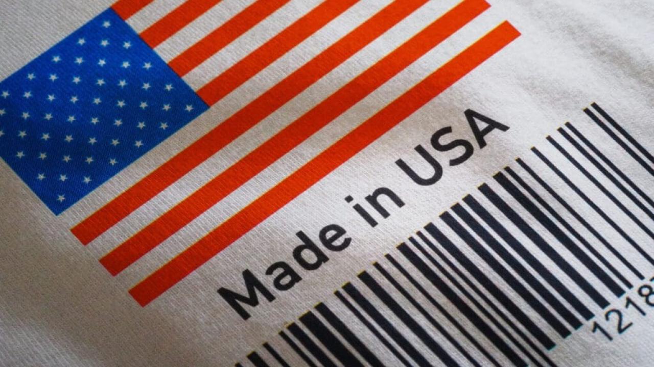 La última tapa de The Economist (23 al 29 de agosto de 2025) utiliza una imagen potente para criticar un debate central en la política y la economía global: el futuro de la fabricación de semiconductores en Estados Unidos.