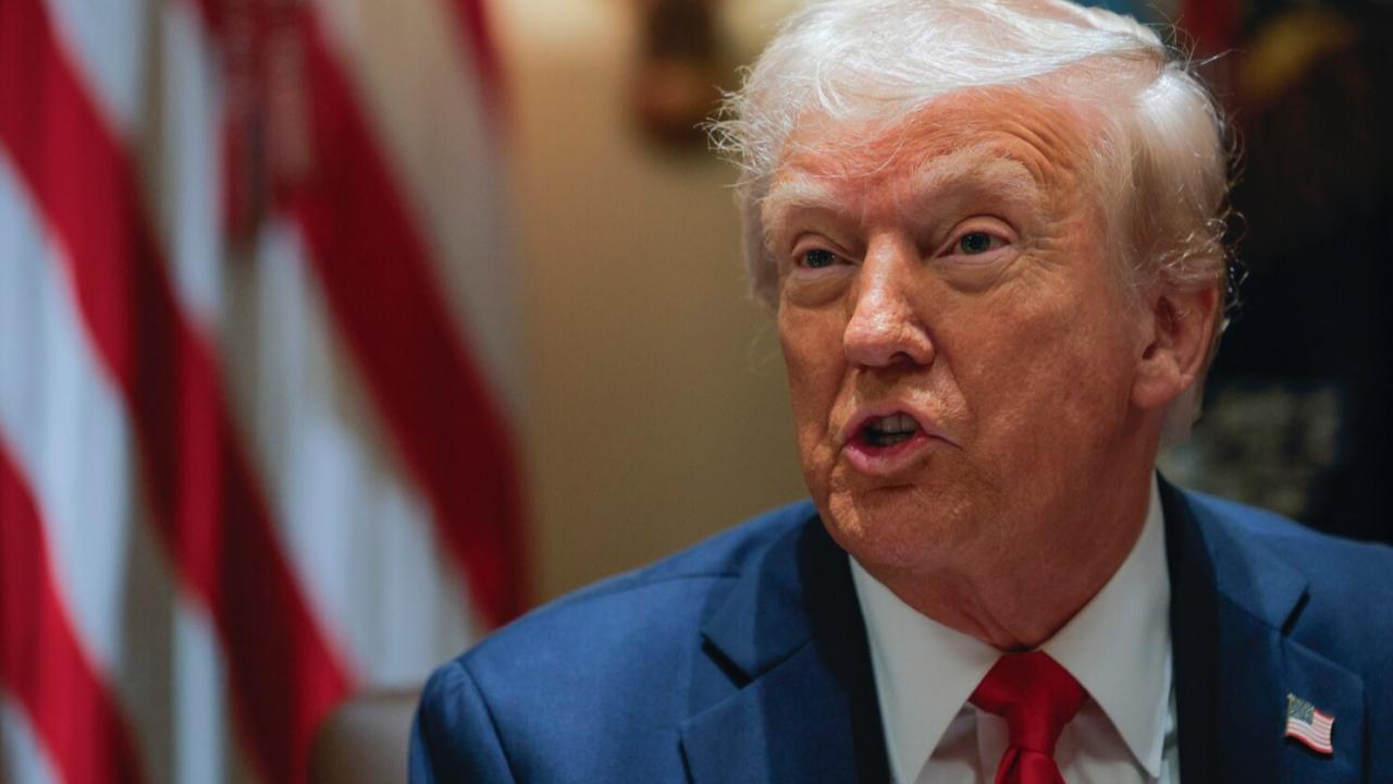 Según el análisis de la revista, la idea de Donald Trump de rescatar a Intel y fabricar todos los chips dentro de Estados Unidos es más una fantasía que una estrategia viable. 