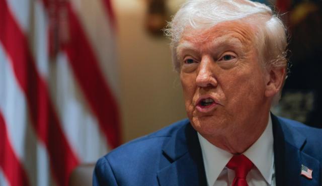 Según el análisis de la revista, la idea de Donald Trump de rescatar a Intel y fabricar todos los chips dentro de Estados Unidos es más una fantasía que una estrategia viable. 
