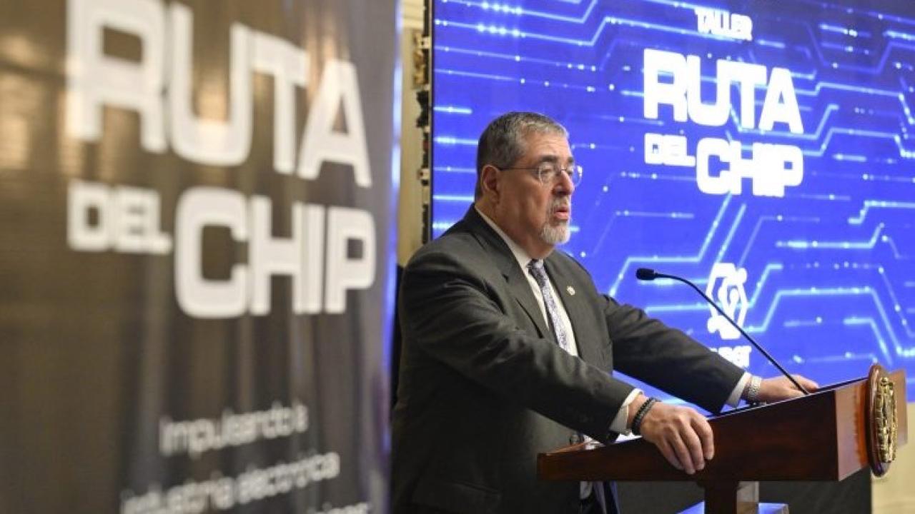 El presidente Bernardo Arévalo presentó la iniciativa “La Ruta del Chip”, un plan estratégico que busca transformar a Guatemala en un nuevo actor tecnológico. 