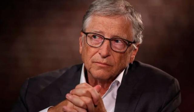 El fundador de Microsoft, Bill Gates, sorprendió al afirmar que los teléfonos móviles dejarán de usarse en un futuro cercano. Según el magnate, la dependencia de los smartphones limita la creatividad y la productividad. Su propuesta apunta a un nuevo dispositivo inteligente que podría convertirse en el verdadero sucesor del celular.