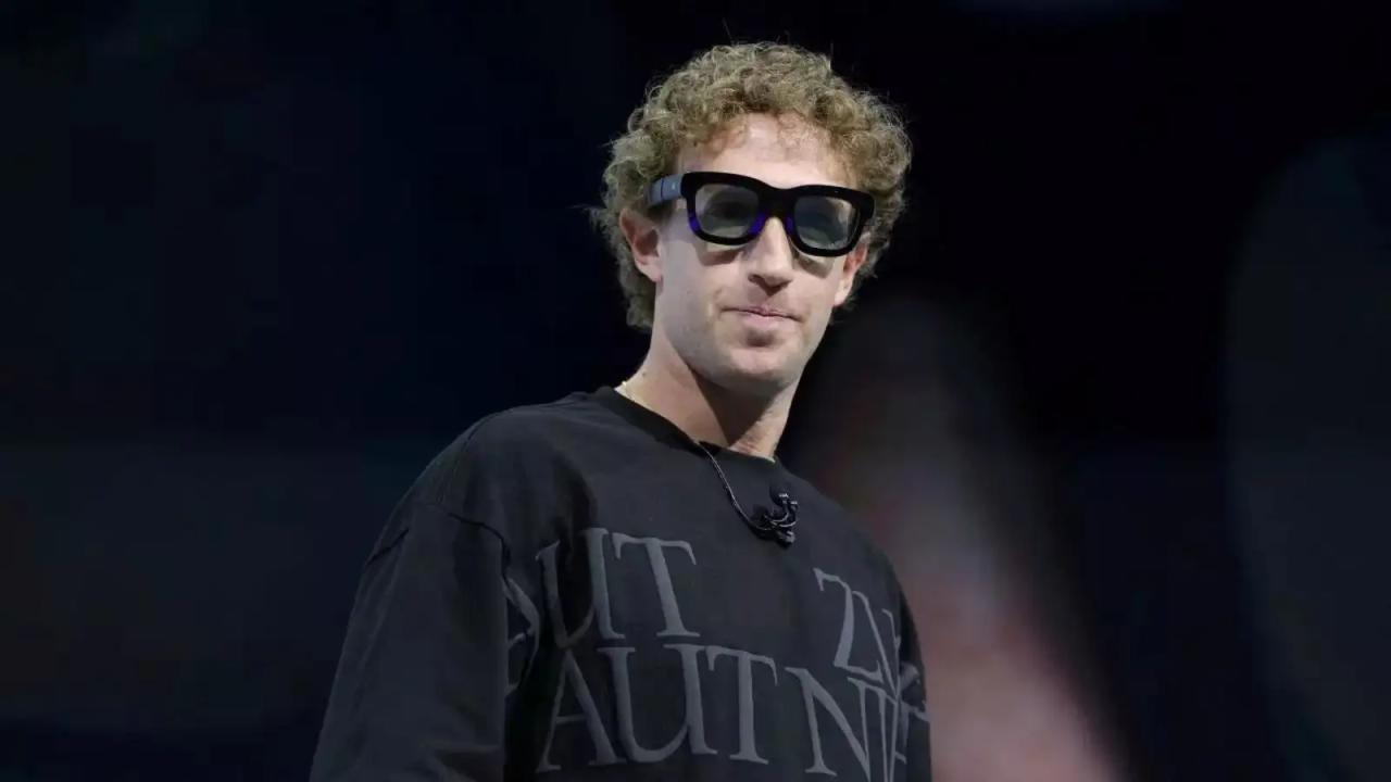 Meta apuesta fuerte a la realidad aumentada y la computación espacial con el lanzamiento de las gafas Hypernova y un brazalete capaz de leer gestos sutiles de las manos.



