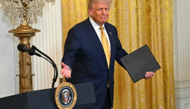 Donald Trump aseguró haber adquirido el 10% de Intel “sin gastar nada”, con un valor de 11.000 millones de dólares. Prometió repetir la fórmula en otras empresas y su asesor económico anticipa la creación de un fondo soberano estatal para diversificar inversiones estratégicas en sectores clave.
