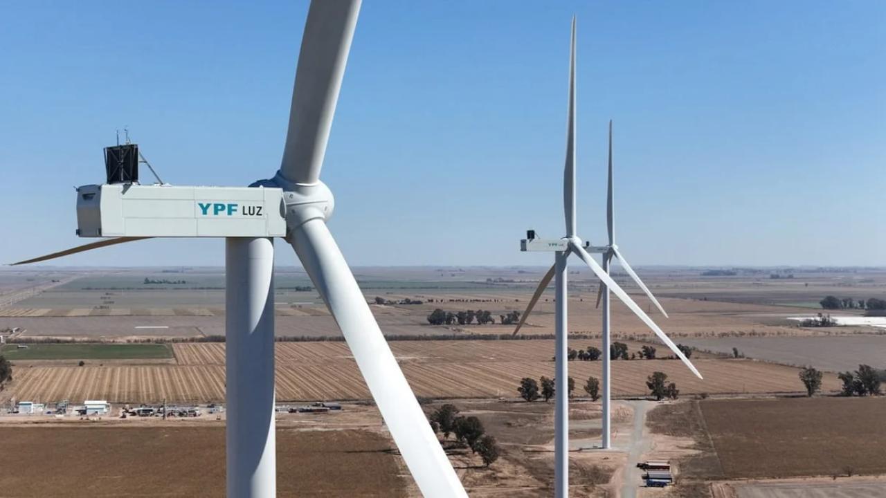 La alianza entre YPF Luz y Justoken busca modernizar el mercado eléctrico argentino mediante una plataforma basada en blockchain que permitirá tokenizar contratos de energía, garantizar trazabilidad y automatizar procesos comerciales.