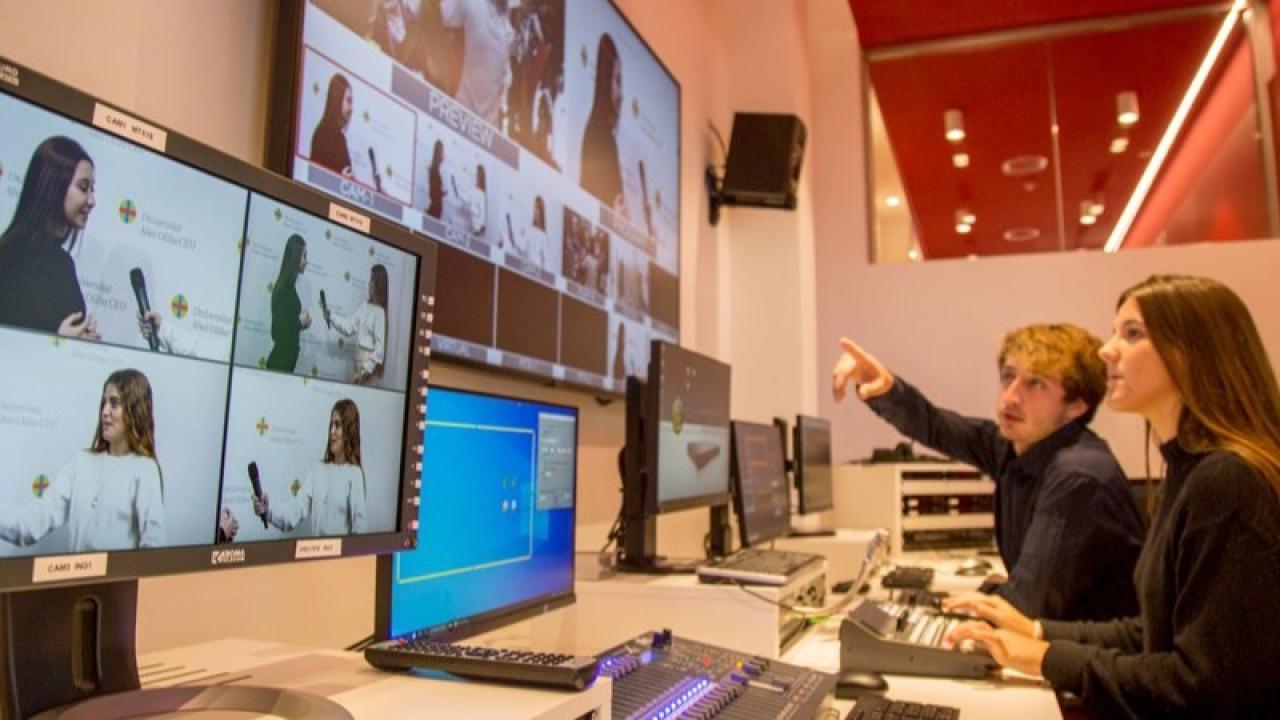Axios, un medio estadounidense de noticias centrado en economía, tecnología y política, destaca cómo departamentos de comunicaciones están desarrollando herramientas de Inteligencia Artificial (IA) personalizadas para automatizar tareas rutinarias, liberando tiempo para iniciativas estratégicas que impulsan el negocio.
