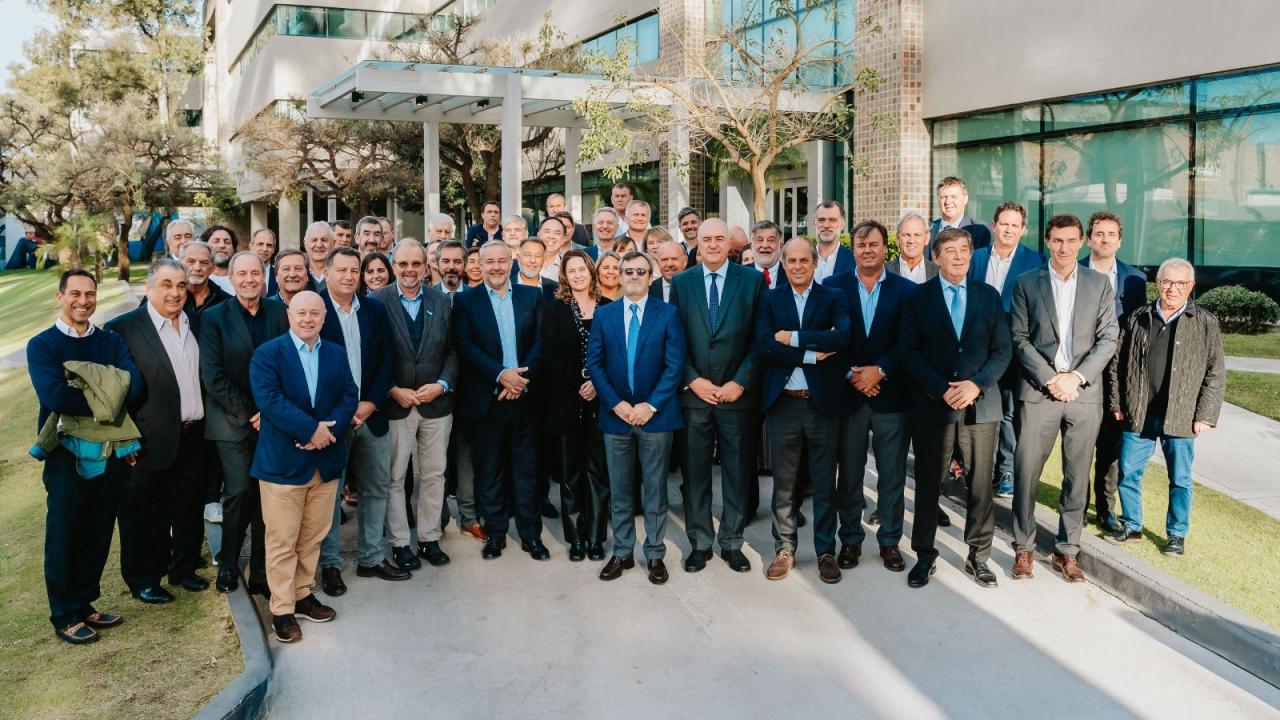 La Unión Industrial Argentina (UIA) lanzará en Córdoba el Decálogo del Nuevo Contrato Productivo, un documento con diez principios rectores para impulsar la competitividad, la innovación y el desarrollo federal de la industria argentina.
