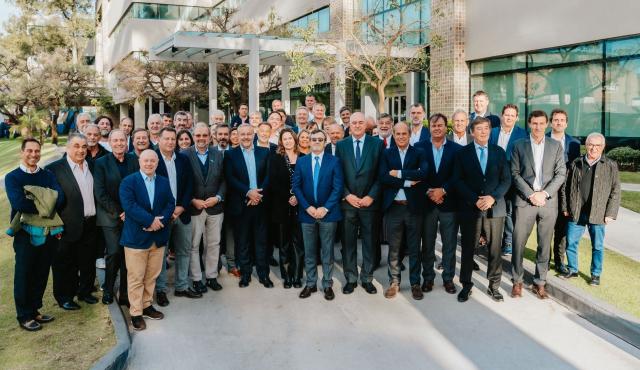 La Unión Industrial Argentina (UIA) lanzará en Córdoba el Decálogo del Nuevo Contrato Productivo, un documento con diez principios rectores para impulsar la competitividad, la innovación y el desarrollo federal de la industria argentina.
