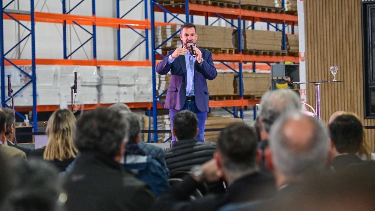 En el Día de la Industria, Ariel Sujarchuk presentó junto a empresarios 60 proyectos en ejecución y la futura Terminal Marítima de Escobar. Las inversiones privadas alcanzan los $977 mil millones, impulsarán más de 4000 empleos y sumarán 200 mil metros cuadrados de nuevas construcciones.