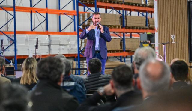 En el Día de la Industria, Ariel Sujarchuk presentó junto a empresarios 60 proyectos en ejecución y la futura Terminal Marítima de Escobar. Las inversiones privadas alcanzan los $977 mil millones, impulsarán más de 4000 empleos y sumarán 200 mil metros cuadrados de nuevas construcciones.