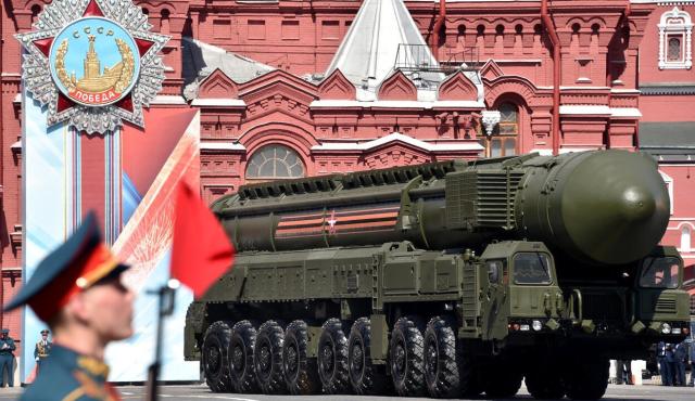 Rusia despliega un amplio repertorio de misiles intercontinentales, hipersónicos y tácticos que consolidan su estrategia de disuasión nuclear y militar. Desde el temido RS-28 Sarmat hasta el hipersónico Zircon, estas armas representan uno de los pilares de la doctrina rusa frente a Estados Unidos y la OTAN.