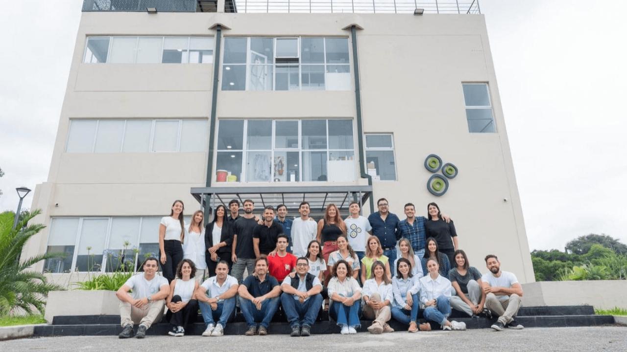 La Fundación Bill & Melinda Gates realizó por primera vez una inversión en una startup argentina. Se trata de Puna Bio, una biotecnológica que desarrolla biofertilizantes y bioestimulantes basados en bacterias extremófilas de La Puna, con aplicaciones que mejoran la productividad agrícola bajo condiciones climáticas extremas.
