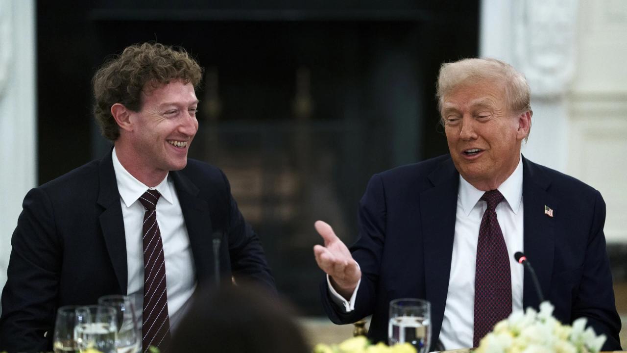 El presidente Donald Trump organizó este jueves una cena en la Casa Blanca con más de una docena de figuras clave del sector de la inteligencia artificial, incluidos Bill Gates (cofundador de Microsoft) y Tim Cook (CEO de Apple), en un evento destinado inicialmente a inaugurar renovaciones en uno de los jardines presidenciales.
