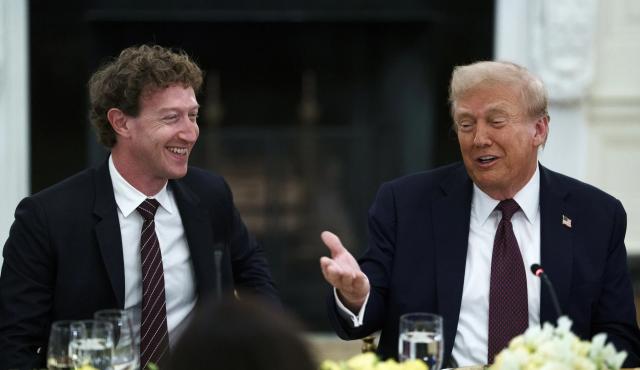 El presidente Donald Trump organizó este jueves una cena en la Casa Blanca con más de una docena de figuras clave del sector de la inteligencia artificial, incluidos Bill Gates (cofundador de Microsoft) y Tim Cook (CEO de Apple), en un evento destinado inicialmente a inaugurar renovaciones en uno de los jardines presidenciales.
