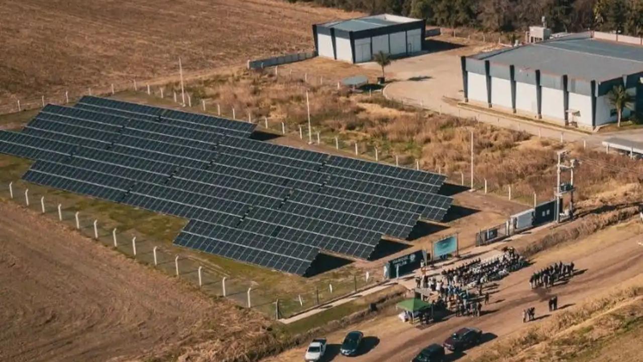 La Empresa Provincial de Energía de Córdoba (EPEC) puso en marcha en Arroyo Cabral el primer “loteo energético” del país, un modelo pionero que permite a usuarios e inversores generar su propia electricidad limpia mediante energía solar comunitaria.

