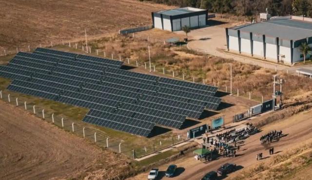 La Empresa Provincial de Energía de Córdoba (EPEC) puso en marcha en Arroyo Cabral el primer “loteo energético” del país, un modelo pionero que permite a usuarios e inversores generar su propia electricidad limpia mediante energía solar comunitaria.
