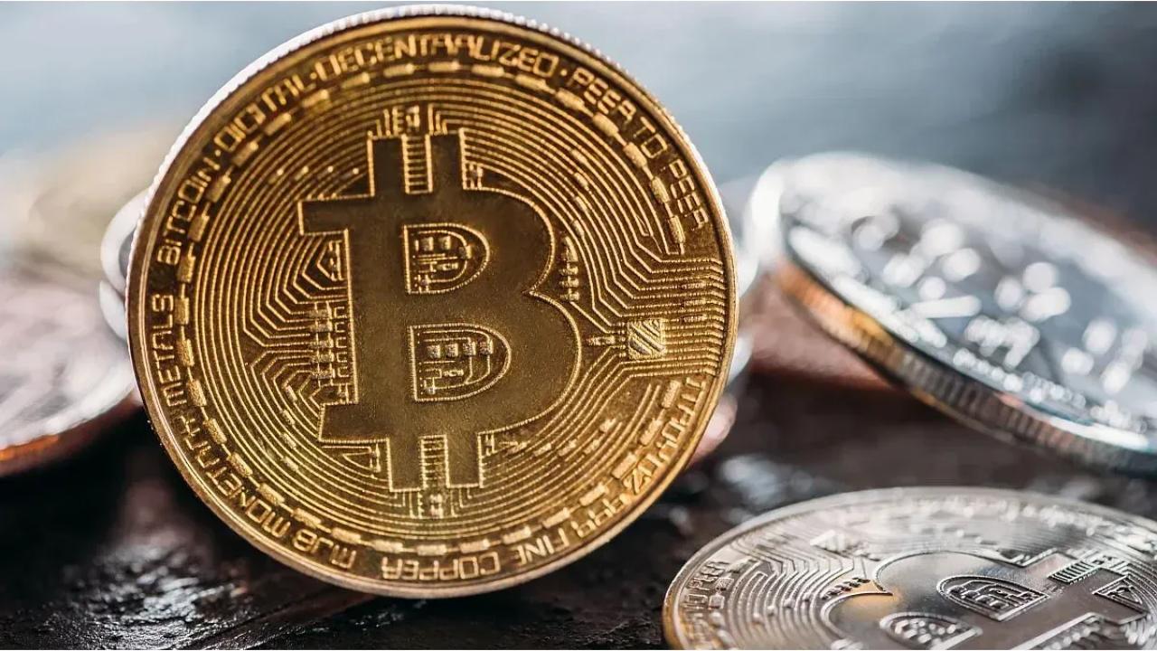 Bitcoin cotiza actualmente en alrededor de USD 111.843, tras una corrección de más del 11 % desde su máximo histórico de USD 124.500 alcanzado en agosto. Analistas advierten que la criptomoneda se encuentra en una zona crítica que podría definir su próximo rumbo.
