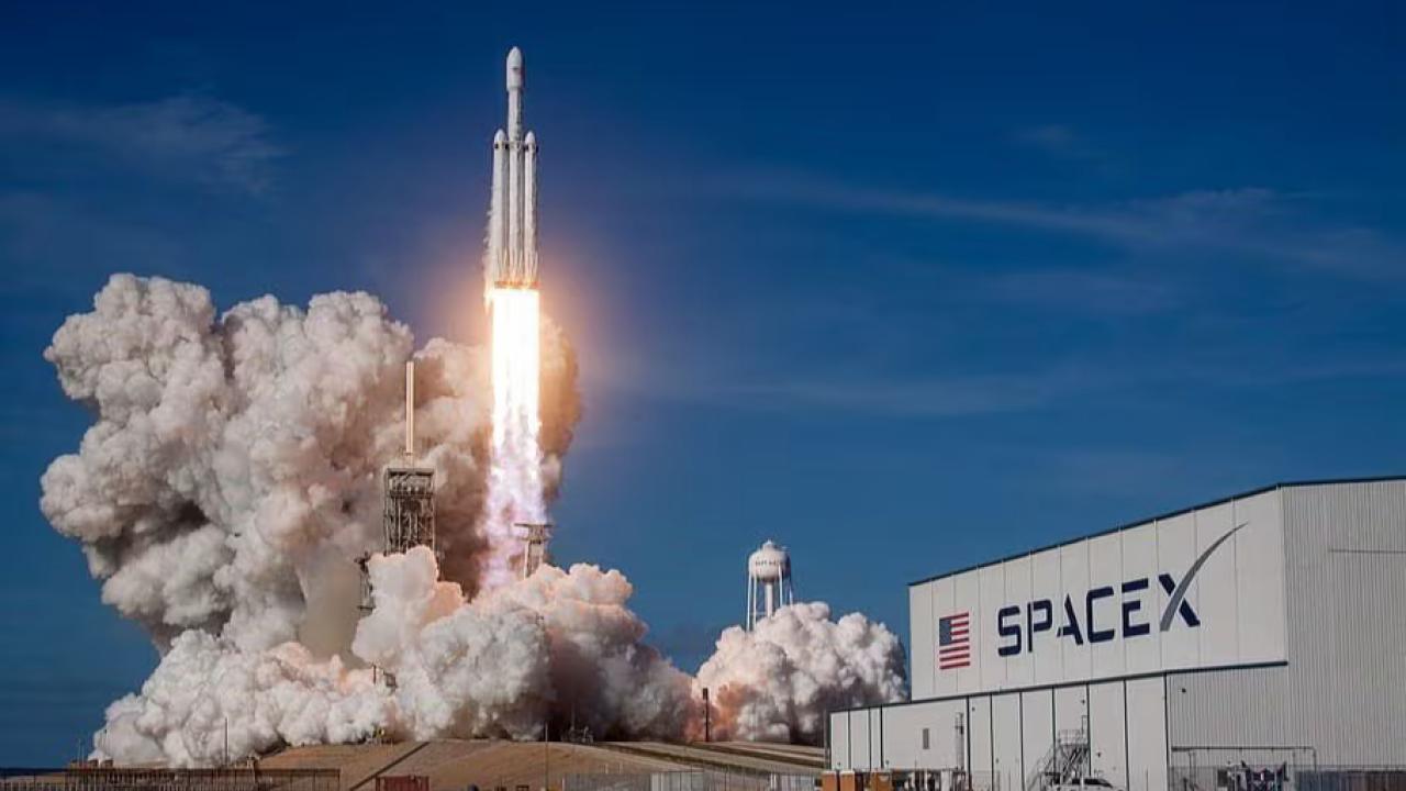 En su operación más ambiciosa hasta la fecha, SpaceX acordó adquirir licencias de espectro inalámbrico de EchoStar por unos 17 mil millones de dólares. El movimiento consolida la incursión de la compañía de Elon Musk en las telecomunicaciones móviles, reforzando la red Starlink con capacidad de ofrecer conectividad satelital directa al celular y servicios 5G terrestres.
