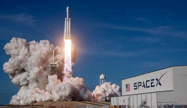 En su operación más ambiciosa hasta la fecha, SpaceX acordó adquirir licencias de espectro inalámbrico de EchoStar por unos 17 mil millones de dólares. El movimiento consolida la incursión de la compañía de Elon Musk en las telecomunicaciones móviles, reforzando la red Starlink con capacidad de ofrecer conectividad satelital directa al celular y servicios 5G terrestres.
