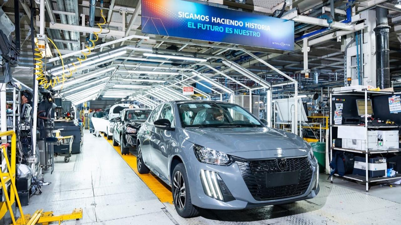 La automotriz Stellantis comenzó a fabricar en su planta de El Palomar los modelos Peugeot 208 y 2008 Bio-Híbridos, convirtiéndose en la primera terminal del país en producir vehículos electrificados. Los autos serán exportados al mercado brasileño, donde el etanol juega un rol clave en la movilidad sustentable.
