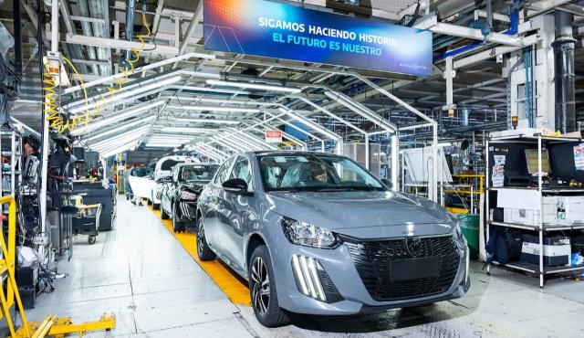 La automotriz Stellantis comenzó a fabricar en su planta de El Palomar los modelos Peugeot 208 y 2008 Bio-Híbridos, convirtiéndose en la primera terminal del país en producir vehículos electrificados. Los autos serán exportados al mercado brasileño, donde el etanol juega un rol clave en la movilidad sustentable.
