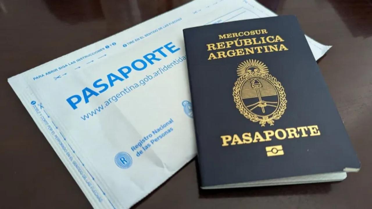 El escándalo de los pasaportes defectuosos en Argentina expuso la falta de controles tecnológicos, la dependencia de insumos extranjeros y la débil capacidad estatal para prevenir fallas en documentos biométricos. Aunque el Gobierno lanzó un chatbot y centros de reemplazo exprés, la crisis refleja una gestión tecnológica reactiva y sin soberanía.
