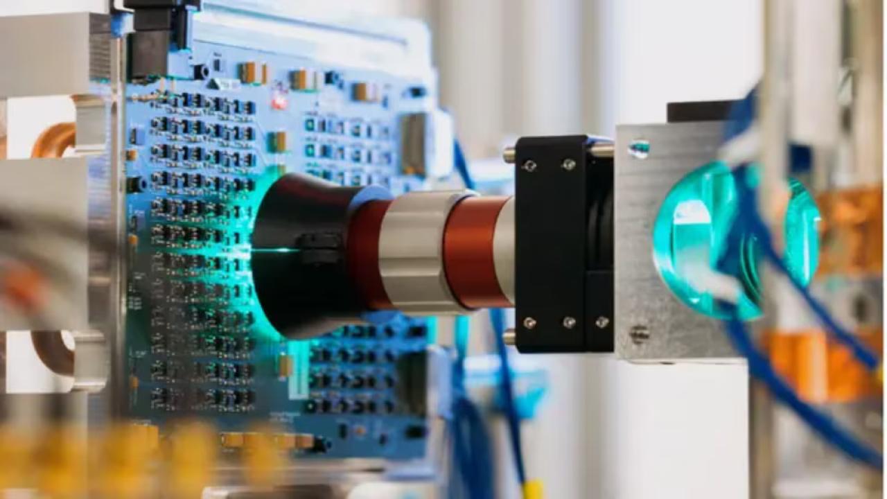 Microsoft presentó una computadora óptica analógica (AOC) que utiliza luz en lugar de electricidad para procesar datos, prometiendo hasta 100 veces más eficiencia energética que las GPU actuales en problemas de optimización e inferencia de Inteligencia Artificial.