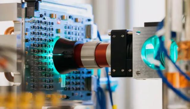 Microsoft presentó una computadora óptica analógica (AOC) que utiliza luz en lugar de electricidad para procesar datos, prometiendo hasta 100 veces más eficiencia energética que las GPU actuales en problemas de optimización e inferencia de Inteligencia Artificial.