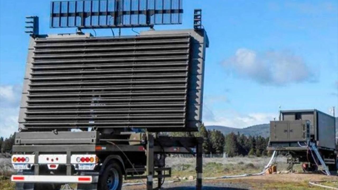 Argentina dio un paso histórico en materia de defensa con la presentación del radar móvil 3D RPA-200M, desarrollado íntegramente por INVAP en Bariloche. El estreno se produjo durante el Ejercicio Libertador, realizado en Presidencia Roque Sáenz Peña, Chaco, donde más de 3.000 efectivos participaron en las pruebas. Este radar es el único de su tipo en Latinoamérica y marca un hito en la soberanía tecnológica del país.