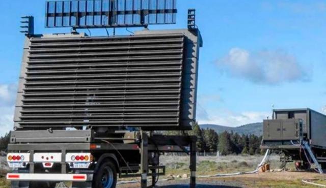 Argentina dio un paso histórico en materia de defensa con la presentación del radar móvil 3D RPA-200M, desarrollado íntegramente por INVAP en Bariloche. El estreno se produjo durante el Ejercicio Libertador, realizado en Presidencia Roque Sáenz Peña, Chaco, donde más de 3.000 efectivos participaron en las pruebas. Este radar es el único de su tipo en Latinoamérica y marca un hito en la soberanía tecnológica del país.
