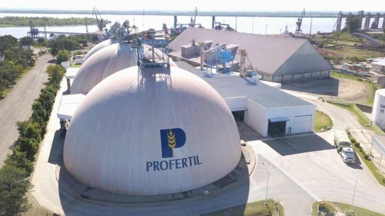 La Asociación de Cooperativas Argentinas (ACA) y Adecoagro acordaron la adquisición del 50% de Profertil, hasta ahora en manos de Nutrien. La operación, valuada en US$600 millones, marca un giro estratégico en la producción de urea y amoníaco en Argentina, clave para el agro nacional.