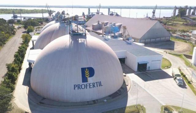 La Asociación de Cooperativas Argentinas (ACA) y Adecoagro acordaron la adquisición del 50% de Profertil, hasta ahora en manos de Nutrien. La operación, valuada en US$600 millones, marca un giro estratégico en la producción de urea y amoníaco en Argentina, clave para el agro nacional.
