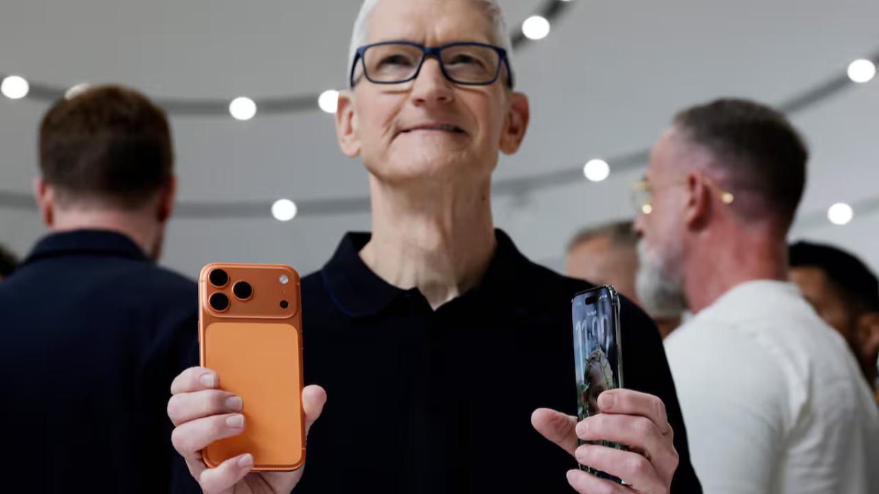 Las acciones de Apple cayeron cerca de un 3,2 % tras la presentación del iPhone 17 Series, borrando más de US$ 112.000 millones de valor de mercado, según reportes recientes. 