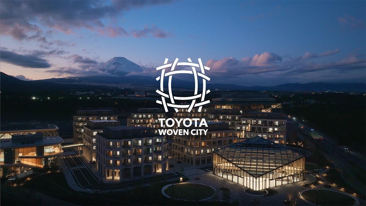 Toyota Woven City, el proyecto más ambicioso de la automotriz japonesa, comienza a hacerse realidad. Esta ciudad inteligente construida al pie del Monte Fuji ya completó la Fase 1 de construcción y el 25 de septiembre de 2025abrirá sus puertas a los primeros residentes y empresas colaboradoras.