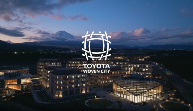 Toyota Woven City, el proyecto más ambicioso de la automotriz japonesa, comienza a hacerse realidad. Esta ciudad inteligente construida al pie del Monte Fuji ya completó la Fase 1 de construcción y el 25 de septiembre de 2025abrirá sus puertas a los primeros residentes y empresas colaboradoras.