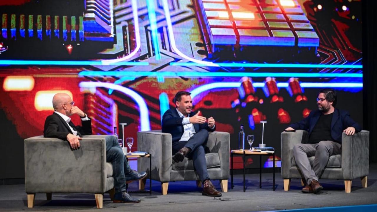 El intendente de Escobar y presidente del Instituto de Innovación Digital, Ariel Sujarchuk, presentó su primer libro, titulado “Mañana es hoy. Alianzas para una ciudadanía digital inteligente” (Editorial Planeta), donde analiza el impacto de la inteligencia artificial en la construcción de un futuro con inclusión y progreso para todos.
