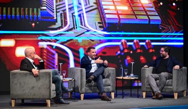 El intendente de Escobar y presidente del Instituto de Innovación Digital, Ariel Sujarchuk, presentó su primer libro, titulado “Mañana es hoy. Alianzas para una ciudadanía digital inteligente” (Editorial Planeta), donde analiza el impacto de la inteligencia artificial en la construcción de un futuro con inclusión y progreso para todos.
