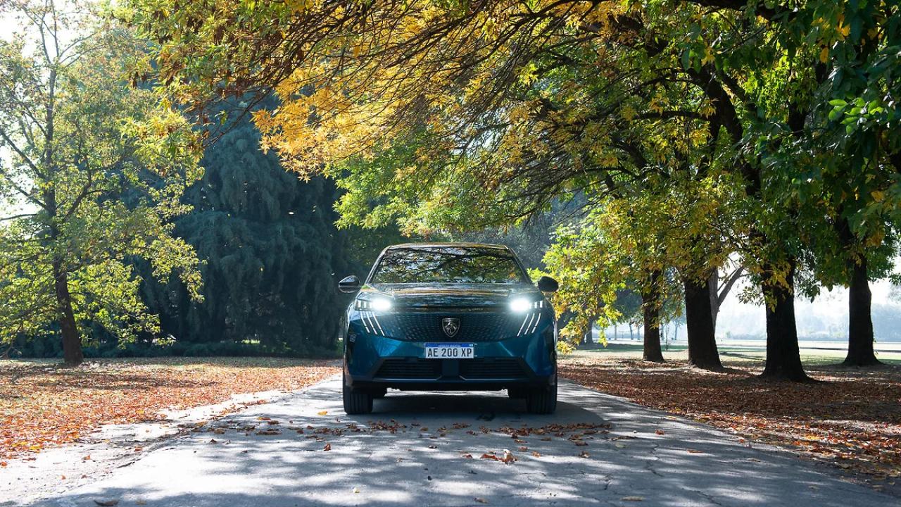 
La marca francesa presenta en sus SUV de nueva generación una revolución en iluminación: los faros Pixel LED, que combinan estética vanguardista, mayor seguridad en ruta y una mirada felina inconfundible.