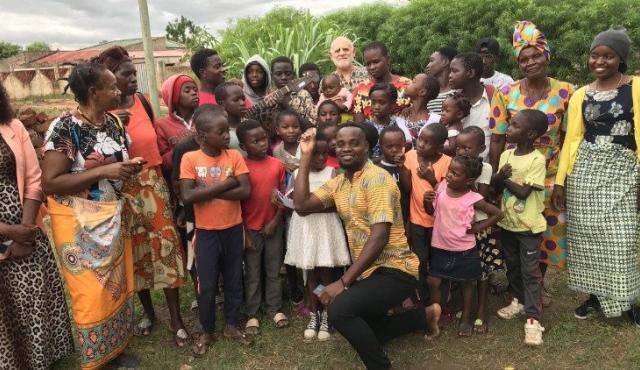 En una de las regiones más empobrecidas de Mozambique, comunidades que hasta hace pocos años vivían sin agua potable, sin electricidad y aisladas del mundo, comienzan a experimentar una transformación radical.