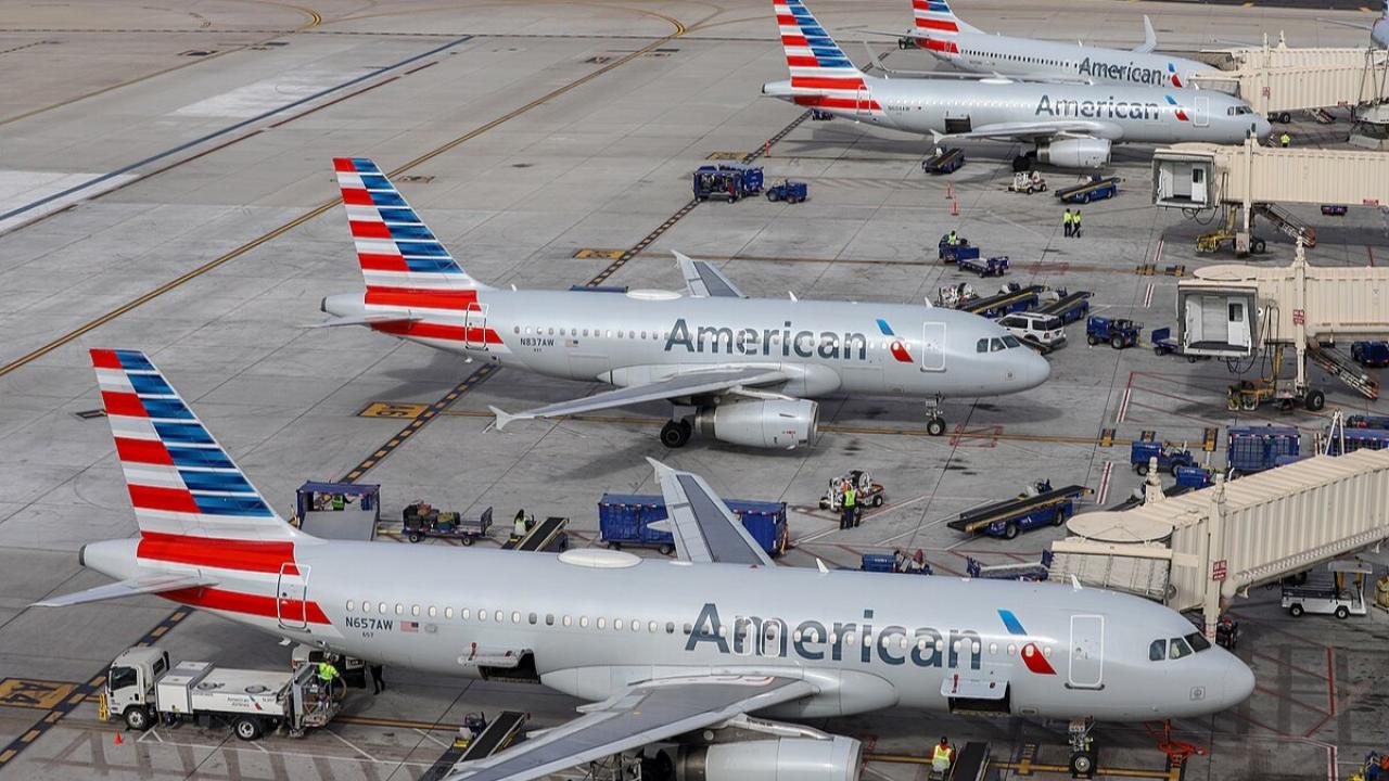 American Airlines, Alaska y otras compañías apuestan por nuevas tecnologías respaldadas por Bill Gates para reducir las emisiones de la aviación y acelerar la transición hacia combustibles limpios.