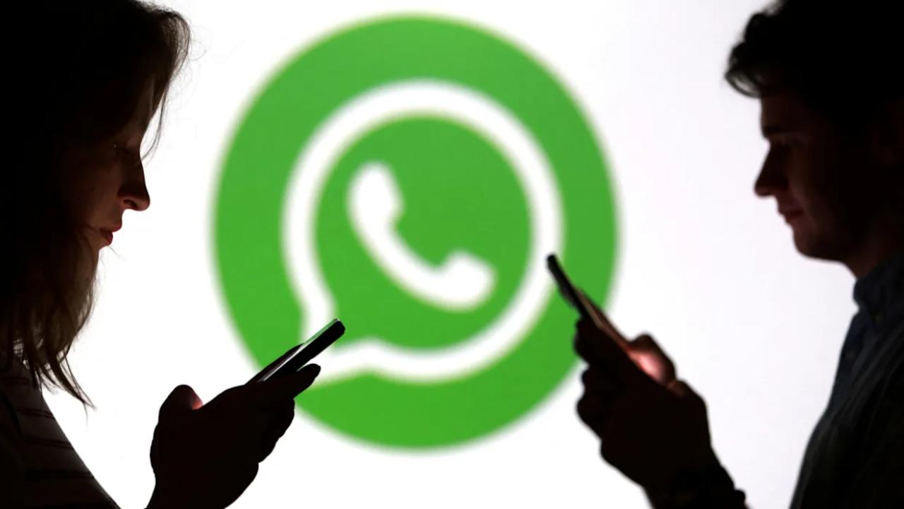 WhatsApp habilitó una función de traducción instantánea de mensajes, que permite a sus usuarios convertir textos directamente en sus conversaciones sin salir de la app. La novedad apunta a derribar las barreras idiomáticas para sus más de 3 mil millones de usuarios en todo el mundo.