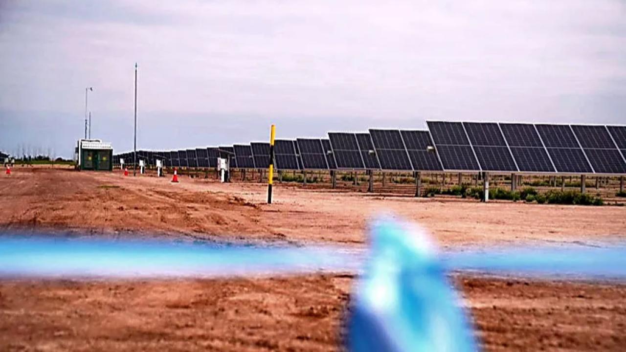 La provincia de Mendoza inauguró el Parque Solar Coperote I, ubicado en Santa Rosa, con una capacidad de 3,6 MWp y más de 5.800 paneles solares móviles. 