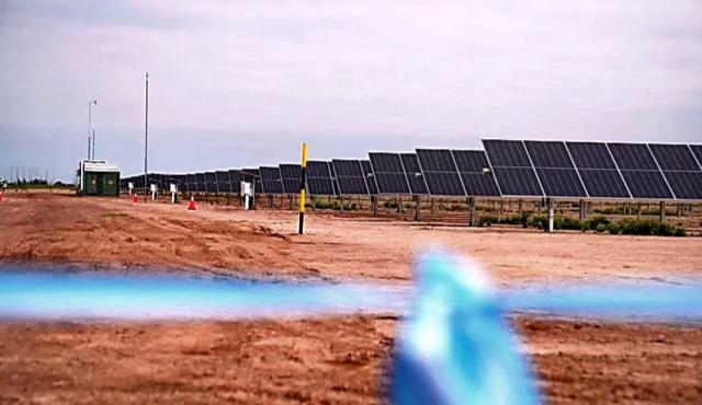 La provincia de Mendoza inauguró el Parque Solar Coperote I, ubicado en Santa Rosa, con una capacidad de 3,6 MWp y más de 5.800 paneles solares móviles. 
