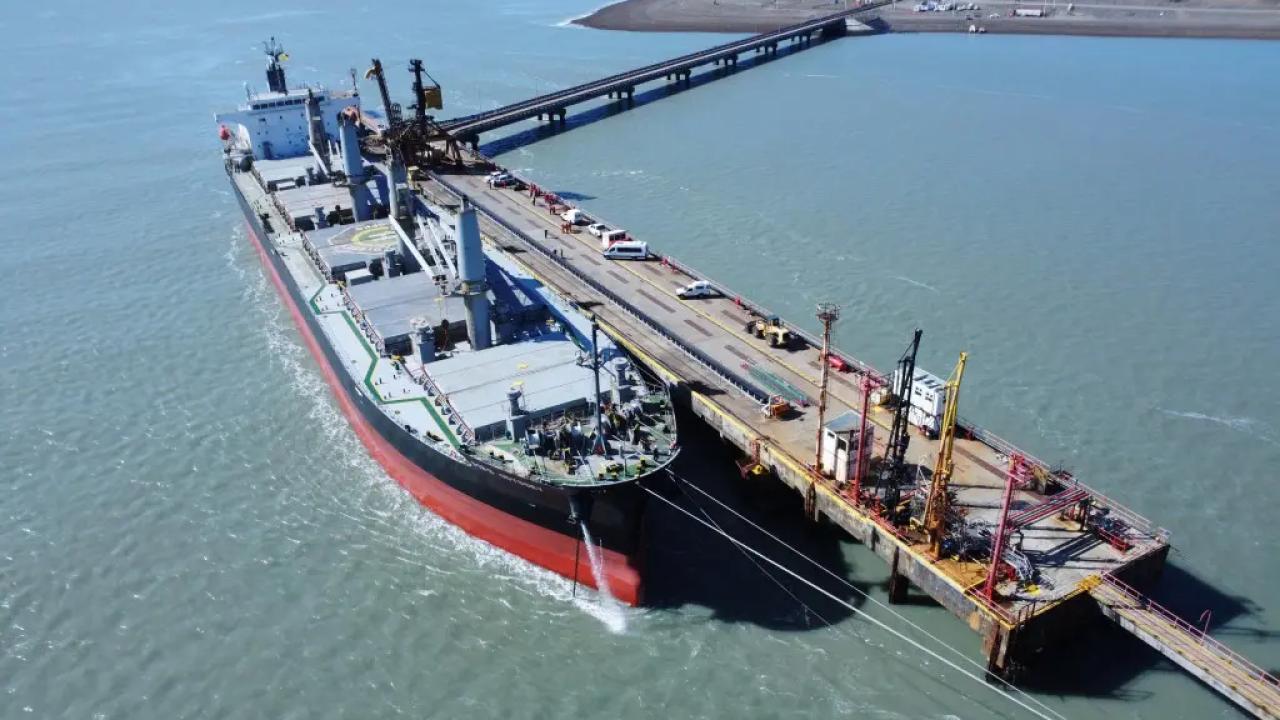 
Tras más de seis años sin ventas externas, Yacimientos Carboníferos Río Turbio concretó el primer embarque de 30.000 toneladas de carbón desde el puerto de Punta Loyola con destino a Brasil. La operación, que prevé un total de 60.000 toneladas y embarques periódicos cada 45 días, marca la reactivación logística y productiva de la histórica cuenca carbonífera de Santa Cruz.

