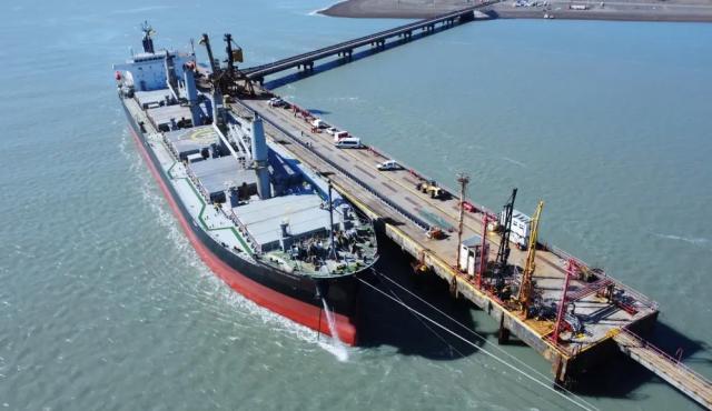 
Tras más de seis años sin ventas externas, Yacimientos Carboníferos Río Turbio concretó el primer embarque de 30.000 toneladas de carbón desde el puerto de Punta Loyola con destino a Brasil. La operación, que prevé un total de 60.000 toneladas y embarques periódicos cada 45 días, marca la reactivación logística y productiva de la histórica cuenca carbonífera de Santa Cruz.
